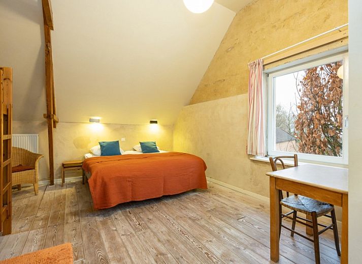 De Morgenstond vakantiehuis in Baarle-Hertog, Antwerpen, biedt een charmante buitenkant met groene omgeving en zonnige hemel.