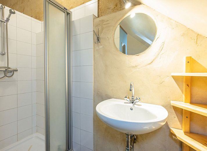 De Morgenstond vakantiehuis in Baarle-Hertog, Antwerpen, biedt een charmante buitenkant met groene omgeving en zonnige hemel.