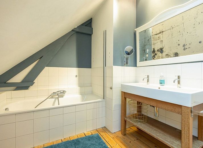 De Morgenstond vakantiehuis in Baarle-Hertog, Antwerpen, biedt een charmante buitenkant met groene omgeving en zonnige hemel.