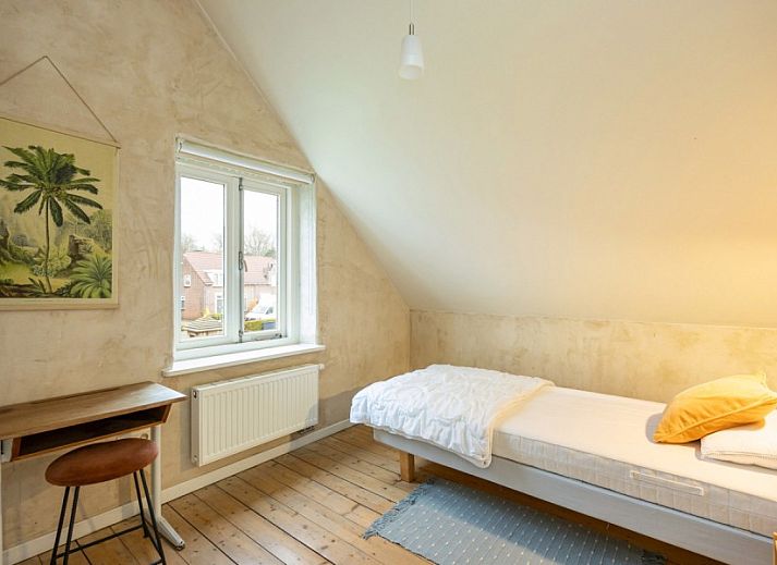 Gezellige woonkamer van vakantiehuis De Morgenstond in Baarle-Hertog, Antwerpen, met comfortabele banken en kleurrijke kunst aan de muur.