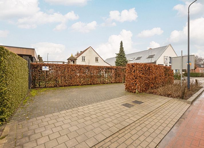 Gezellige woonkamer van vakantiehuis De Morgenstond in Baarle-Hertog, Antwerpen, met een ruime eettafel en comfortabele zithoek.