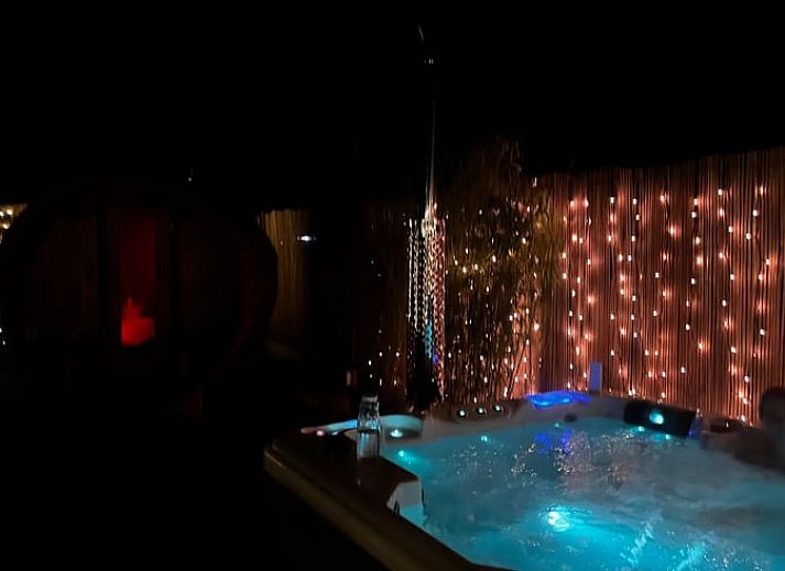 Rustikaler Garten im Ferienhaus in Beerse, Antwerpen, mit Enten und Gruenanlagen.