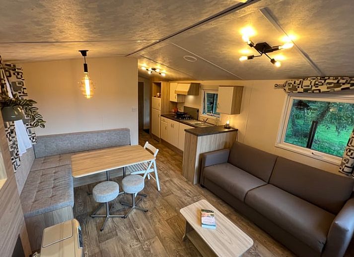 Entspannen Sie sich im Jacuzzi unter dem Sternenhimmel im Ferienhaus in Beerse, Antwerpen.