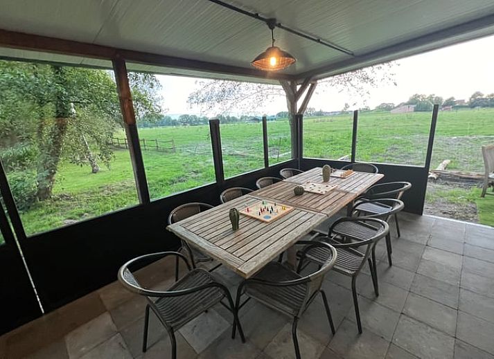 Entspannen Sie sich im Jacuzzi unter dem Sternenhimmel im Ferienhaus in Beerse, Antwerpen.