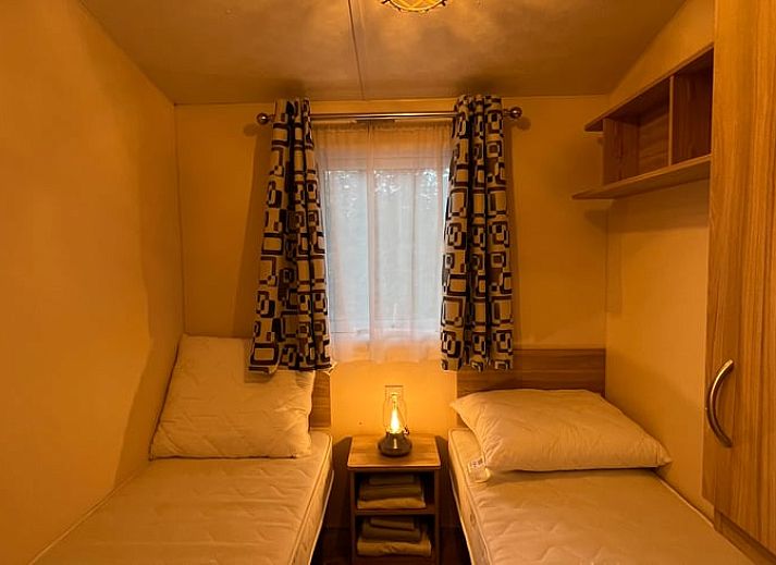 Stimmungsvolle Abendbeleuchtung um ein Ferienhaus in Beerse, Antwerpen, mit viel Gruen.