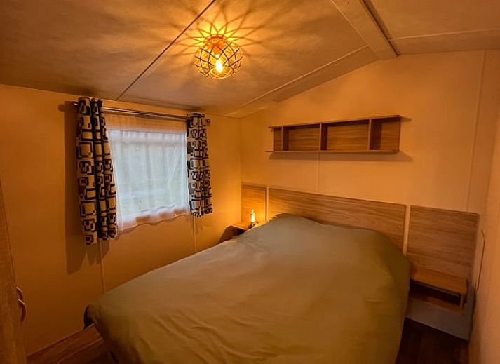 Stimmungsvolle Abendbeleuchtung um ein Ferienhaus in Beerse, Antwerpen, mit viel Gruen.