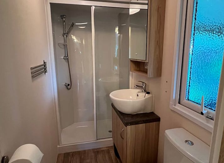 Stimmungsvolle Abendbeleuchtung um ein Ferienhaus in Beerse, Antwerpen, mit viel Gruen.