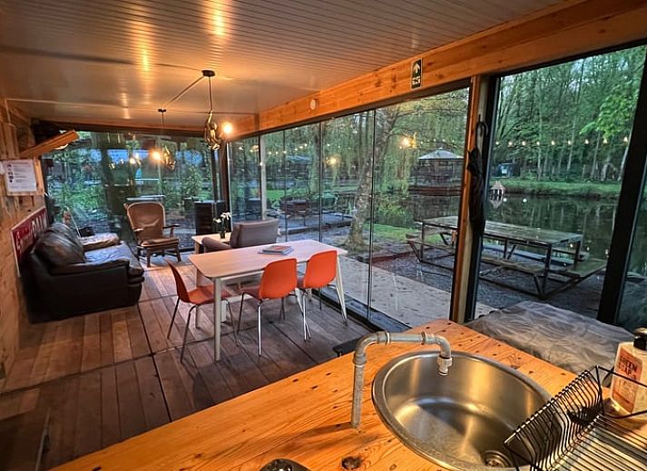 Holzterrasse mit laendlichem Charme im Ferienhaus in Beerse, Antwerpen.