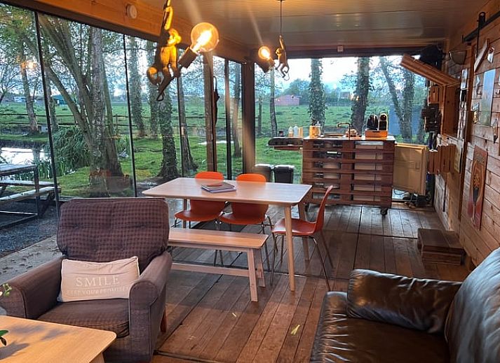 Holzterrasse mit laendlichem Charme im Ferienhaus in Beerse, Antwerpen.