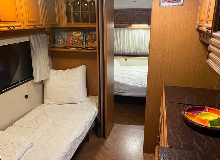 Holzterrasse mit laendlichem Charme im Ferienhaus in Beerse, Antwerpen.