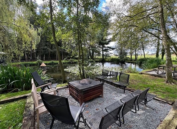 Schaukelbank im Naturgarten des Ferienhauses in Beerse, Antwerpen.