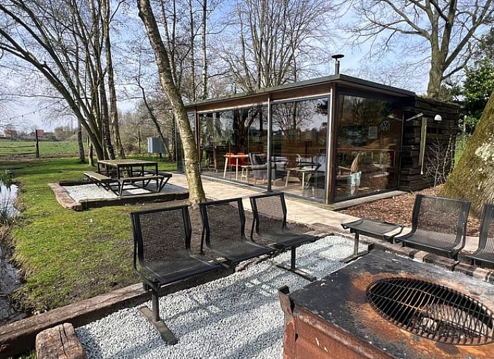 Schaukelbank im Naturgarten des Ferienhauses in Beerse, Antwerpen.