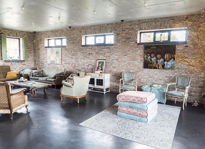 De Lieshoeve vakantiehuis in Arendonk, Antwerpen, Belgie met een uitgestrekt groen veld en bomen in een rustige landelijke omgeving.