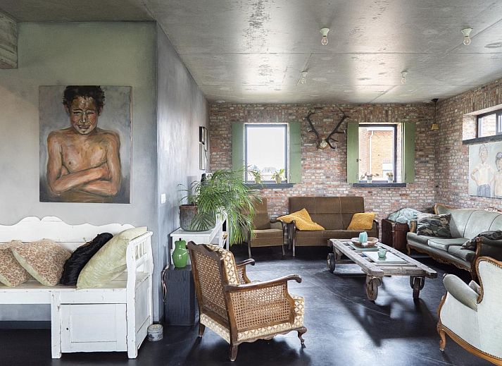 De Lieshoeve vakantiehuis in Arendonk, Antwerpen, Belgie met een uitgestrekt groen veld en bomen in een rustige landelijke omgeving.