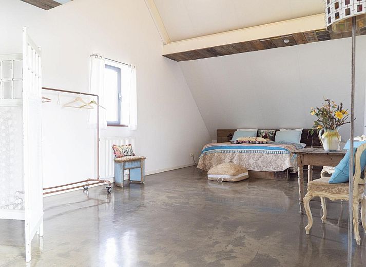 Gezellige eetruimte in vakantiehuis De Lieshoeve, Arendonk, Antwerpen, met prachtig gedekte tafel en kleurrijke details.