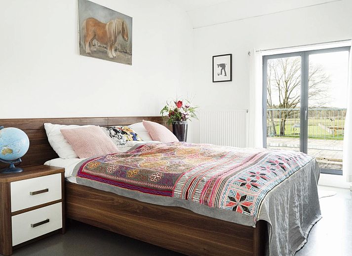Gezellige eetruimte in vakantiehuis De Lieshoeve, Arendonk, Antwerpen, met prachtig gedekte tafel en kleurrijke details.