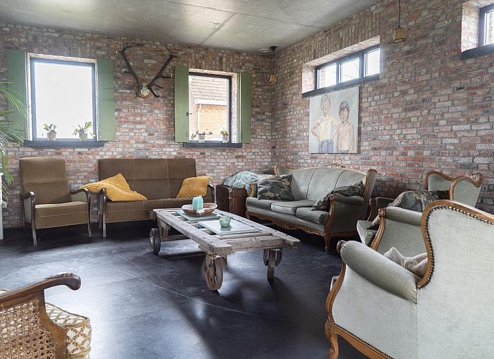 Gezellige eetruimte in vakantiehuis De Lieshoeve, Arendonk, Antwerpen, met prachtig gedekte tafel en kleurrijke details.