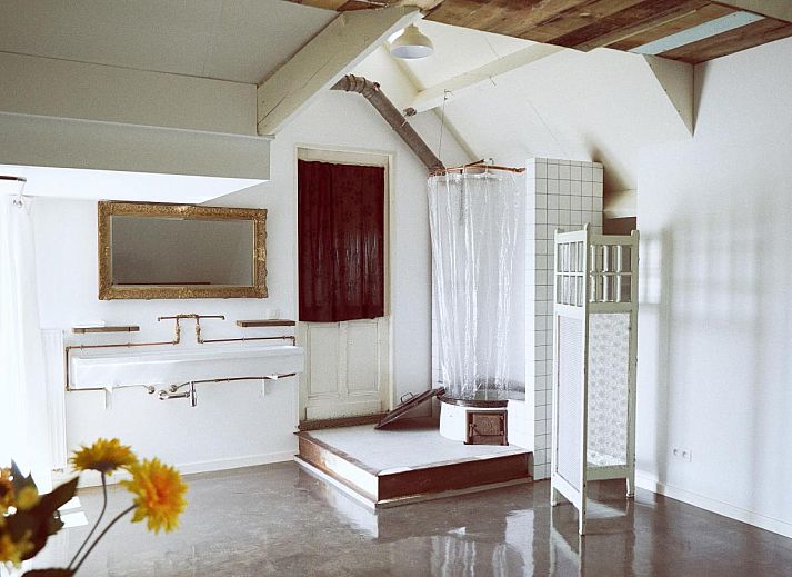 Gezellige binnenruimte van vakantiehuis De Lieshoeve in Arendonk, Antwerpen, met vintage inrichting en warme sfeer.