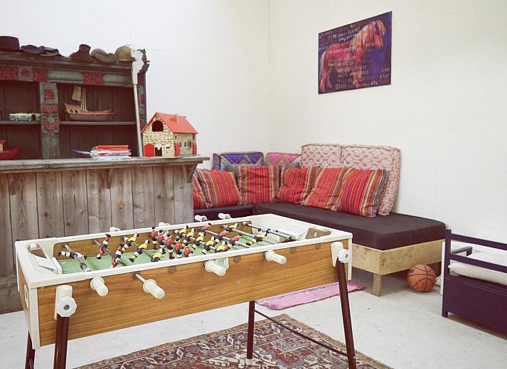 Gezellige binnenruimte van vakantiehuis De Lieshoeve in Arendonk, Antwerpen, met vintage inrichting en warme sfeer.