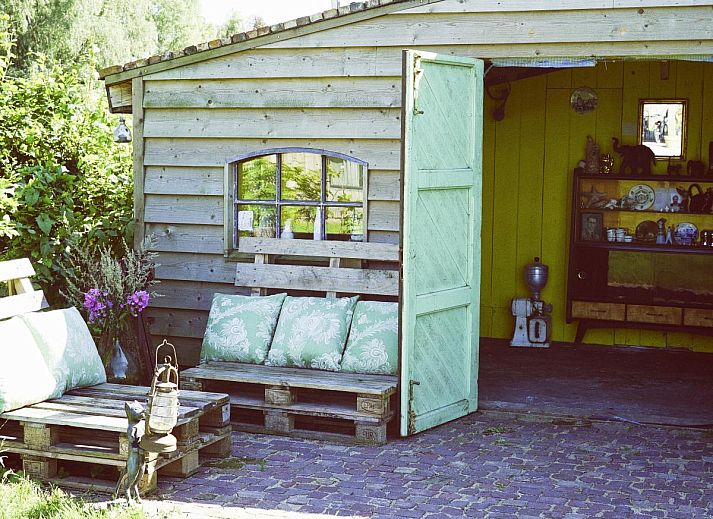 Gezellige binnenruimte van vakantiehuis De Lieshoeve in Arendonk, Antwerpen, met vintage inrichting en warme sfeer.