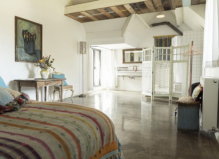 Gezellige binnenruimte van vakantiehuis De Lieshoeve in Arendonk, Antwerpen, met vintage inrichting en warme sfeer.