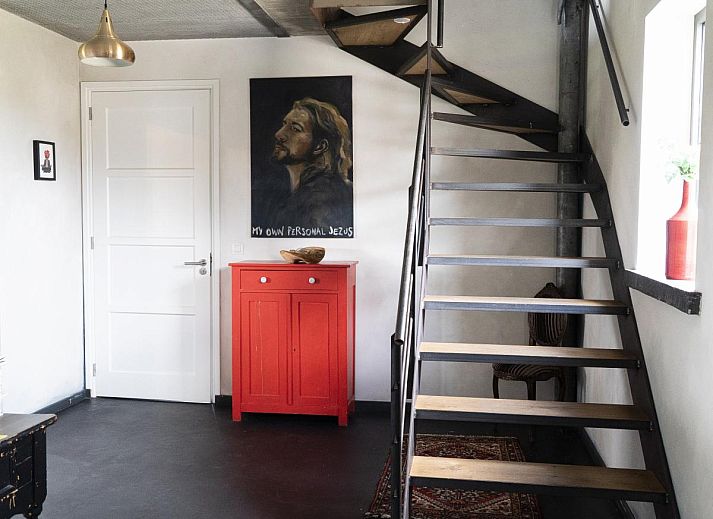 Gezellige eetruimte in vakantiehuis De Lieshoeve, Arendonk, Antwerpen. Geniet van een sfeervol gedekte tafel met lokale delicatessen.