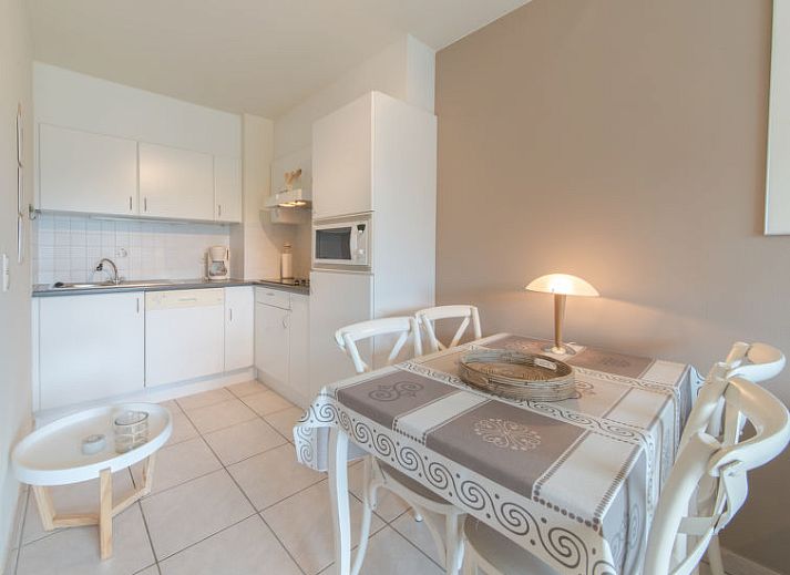 Guest house 047521 - Apartment Antwerp - Appartement Zeeflat with parking and shared pool