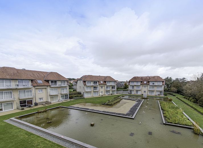 Modern bathroom in Apartment Bowie with shared pool in De Haan, Antwerp. Comfortable amenities for a relaxing stay.