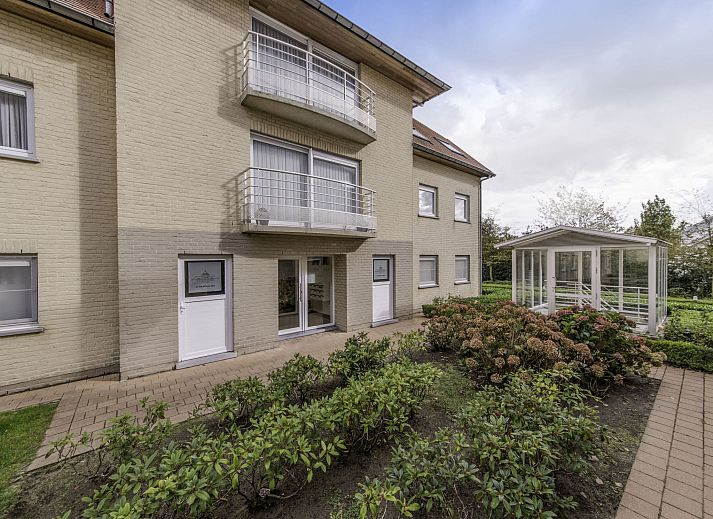 Modern bathroom in Apartment Bowie with shared pool in De Haan, Antwerp. Comfortable amenities for a relaxing stay.
