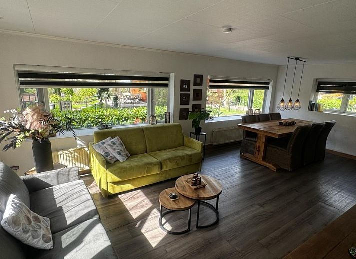 Geniessen Sie die Veranda des Chalet Sigal in Poppel, Antwerpen, Belgien. Entspannen Sie sich in der Natur und erleben Sie Komfort und Privatsphaere.