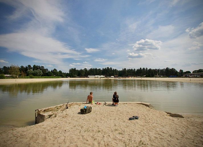 Geniessen Sie die Veranda des Chalet Sigal in Poppel, Antwerpen, Belgien. Entspannen Sie sich in der Natur und erleben Sie Komfort und Privatsphaere.