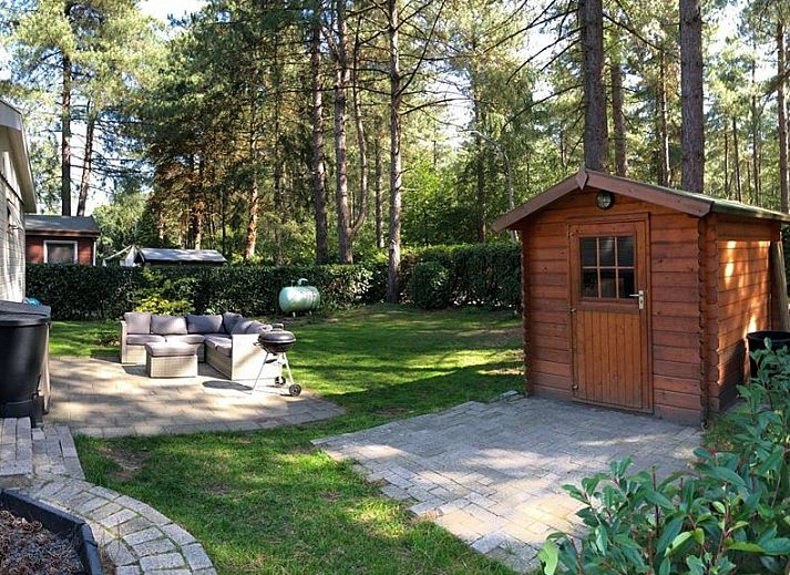 Helles Wohnzimmer des Chalet Sigal in Poppel, Antwerpen. Gemuetliche Einrichtung mit Blick auf die gruene Umgebung.