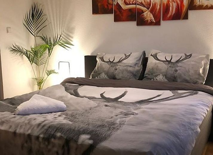 Helles Wohnzimmer des Chalet Sigal in Poppel, Antwerpen. Gemuetliche Einrichtung mit Blick auf die gruene Umgebung.