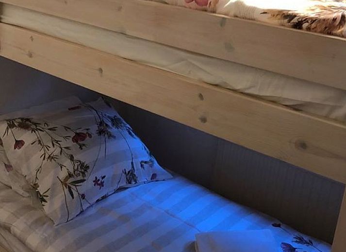 Helles Wohnzimmer des Chalet Sigal in Poppel, Antwerpen. Gemuetliche Einrichtung mit Blick auf die gruene Umgebung.