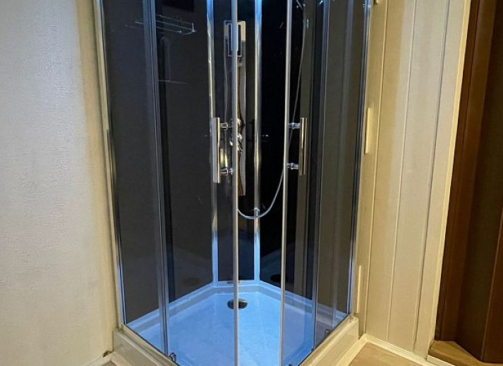 Rustikaler Weg mitten im Gruenen im Chalet Sigal in Poppel, Antwerpen. Ideal fuer Naturliebhaber.