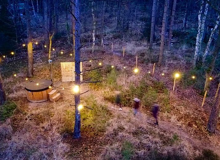 Gezellig kampvuur bij Vakantiehuisje in Wechelderzande, Antwerpen, Belgie. Perfect voor een ontspannen avond in de natuur.