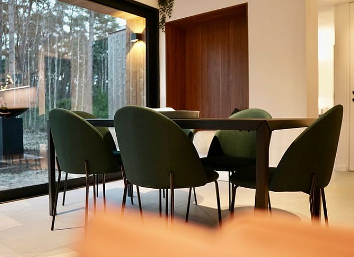 Gezellig kampvuur bij Vakantiehuisje in Wechelderzande, Antwerpen, Belgie. Perfect voor een ontspannen avond in de natuur.