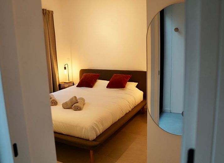 Sfeervolle verlichting en hot tub in de bosrijke omgeving van Vakantiehuisje in Wechelderzande, Antwerpen, Belgie.