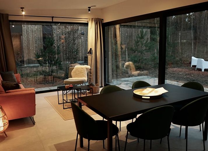 Sfeervolle verlichting en hot tub in de bosrijke omgeving van Vakantiehuisje in Wechelderzande, Antwerpen, Belgie.