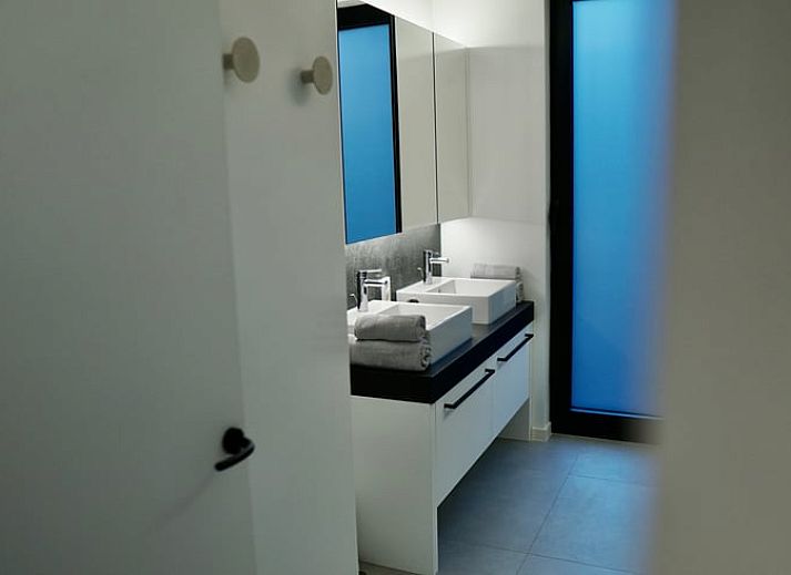 Sfeervolle verlichting en hot tub in de bosrijke omgeving van Vakantiehuisje in Wechelderzande, Antwerpen, Belgie.