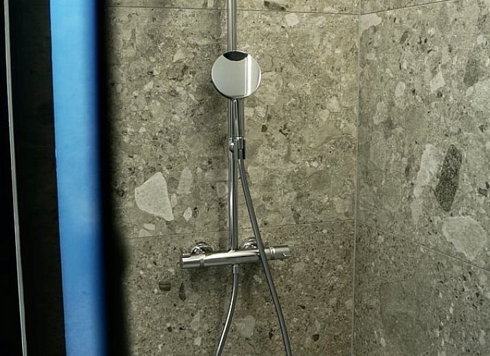 Sfeervolle verlichting en hot tub in de bosrijke omgeving van Vakantiehuisje in Wechelderzande, Antwerpen, Belgie.