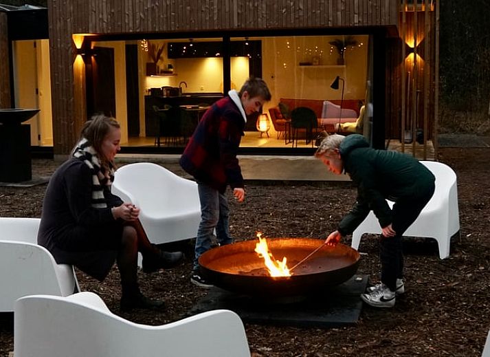 Moderne buitenruimte met zitgedeelte bij Vakantiehuisje in Wechelderzande, Antwerpen, Belgie. Ideaal voor ontspanning.