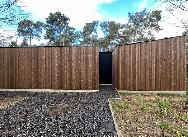 Moderne buitenruimte met zitgedeelte bij Vakantiehuisje in Wechelderzande, Antwerpen, Belgie. Ideaal voor ontspanning.