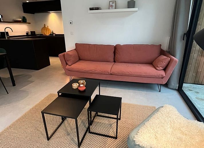 Moderne buitenruimte met zitgedeelte bij Vakantiehuisje in Wechelderzande, Antwerpen, Belgie. Ideaal voor ontspanning.