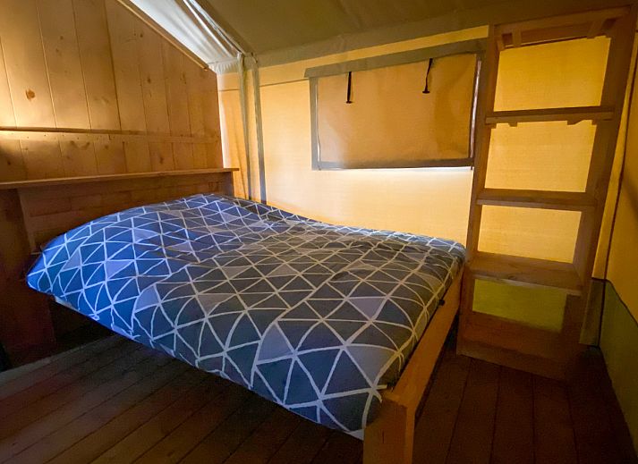 Interior of Safari tent incl. sanitary facilities in Lichtaart, Antwerp, Belgium. Cozy glamping lodge with kitchen and dining area.