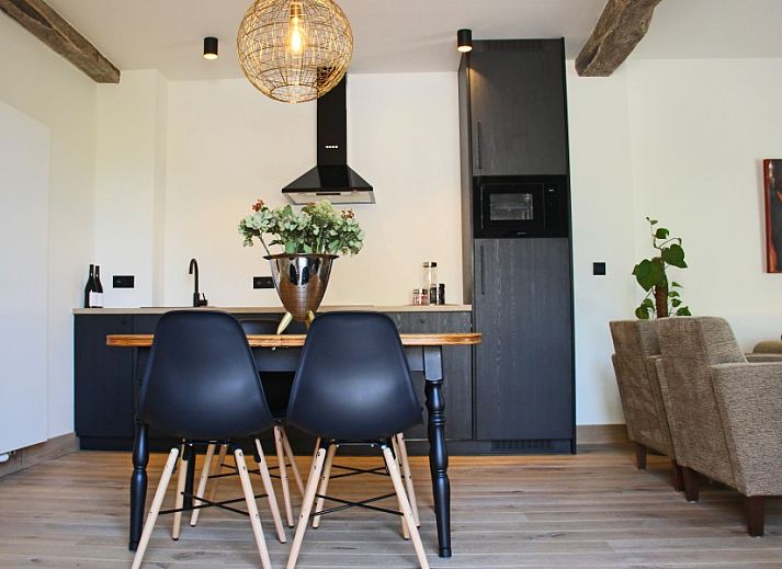 Rustieke buitenruimte van Het Koerhuis vakantiehuis in Geistingen, Limburg, Belgie met charmante veranda.