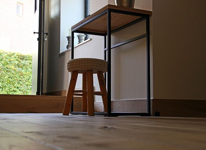 Rustieke buitenruimte van Het Koerhuis vakantiehuis in Geistingen, Limburg, Belgie met charmante veranda.