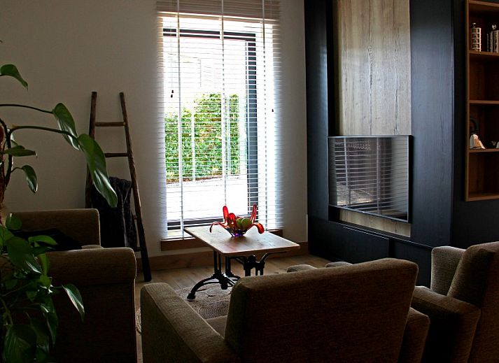 Gezellige woonkamer in Het Koerhuis, een vakantiehuis in Geistingen, Limburg, Belgie met comfortabele zitplaatsen.