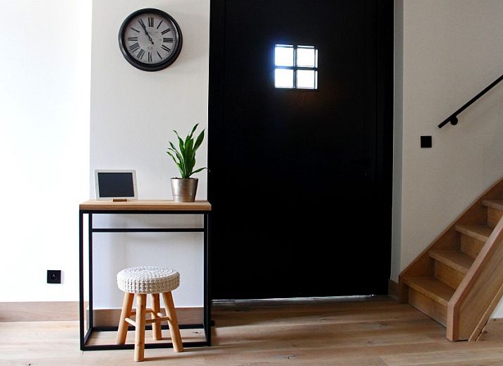 Gezellige woonkamer in Het Koerhuis, een vakantiehuis in Geistingen, Limburg, Belgie met comfortabele zitplaatsen.