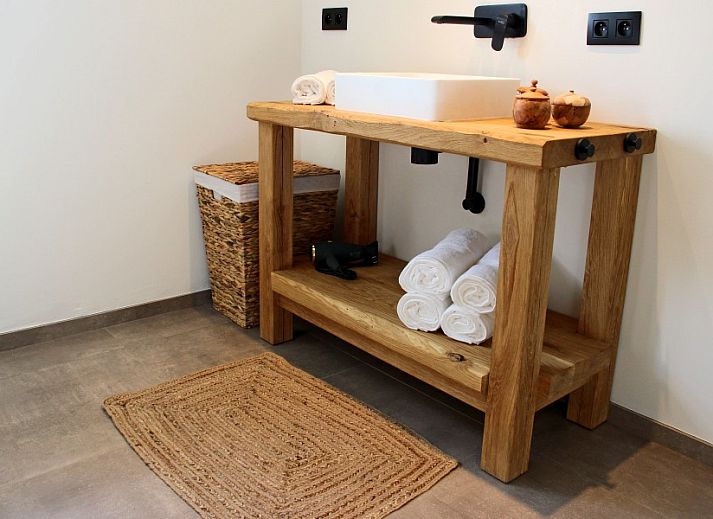 Gezellige woonkamer in Het Koerhuis, een vakantiehuis in Geistingen, Limburg, Belgie met comfortabele zitplaatsen.